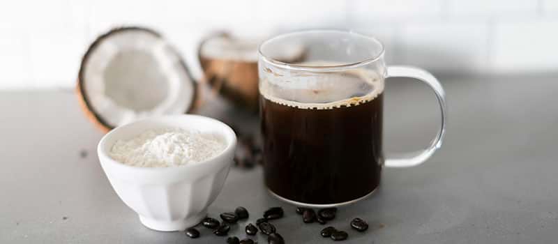 En kop keto kaffe giver energi og ekstra protein så du starter dagen perfekt.